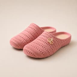 Рожеві гумові сабо Nuovera Breeze Pink на світло-бежевому студійному фоні
