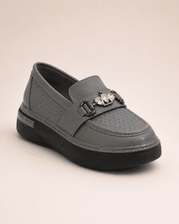 Velloria Grigio — главный студийный ракурс серых женских лоферов