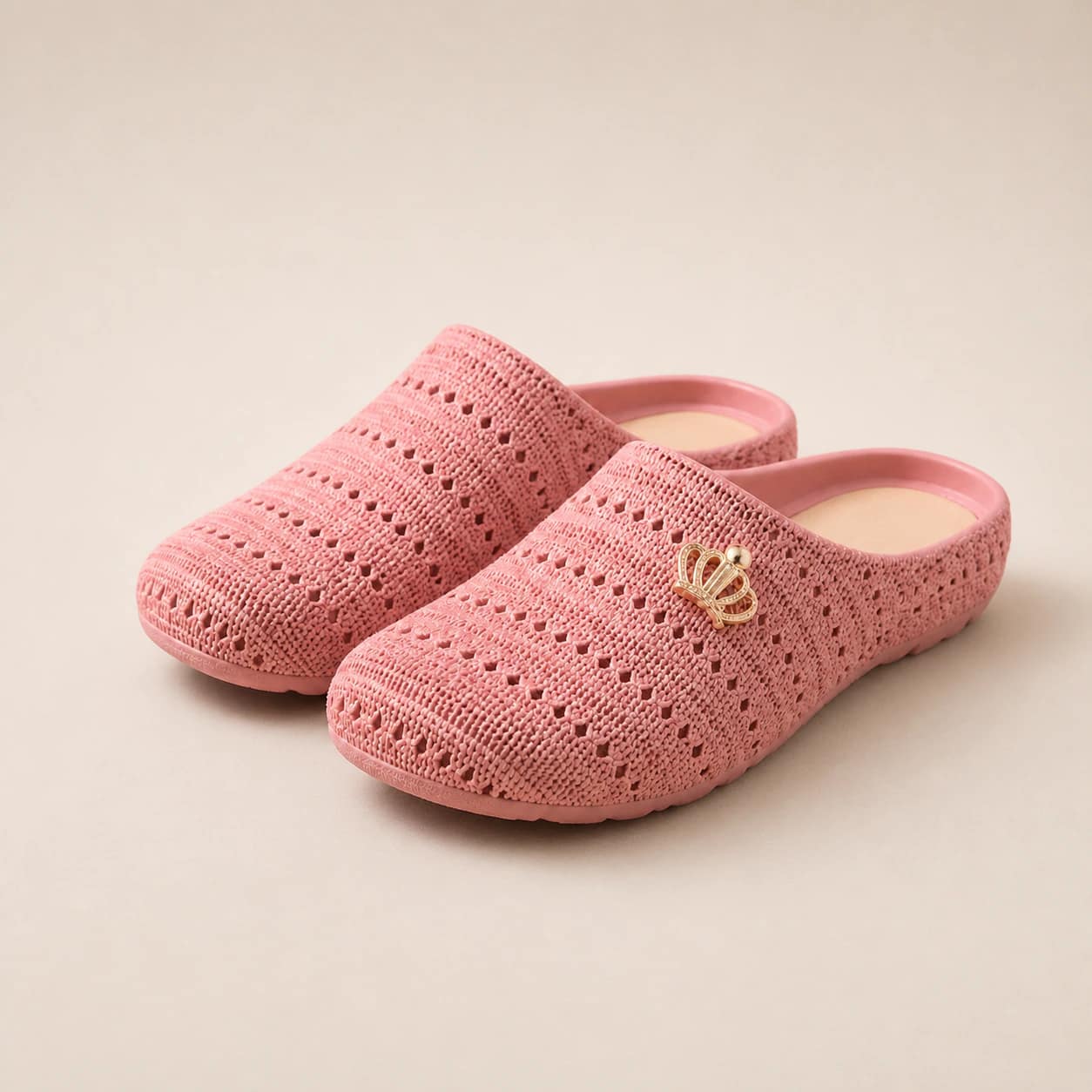 Рожеві гумові сабо Nuovera Breeze Pink на світло-бежевому студійному фоні