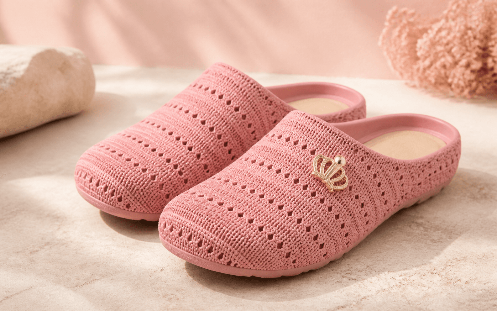 Рожеві гумові сабо Nuovera Breeze Pink у студійній зйомці