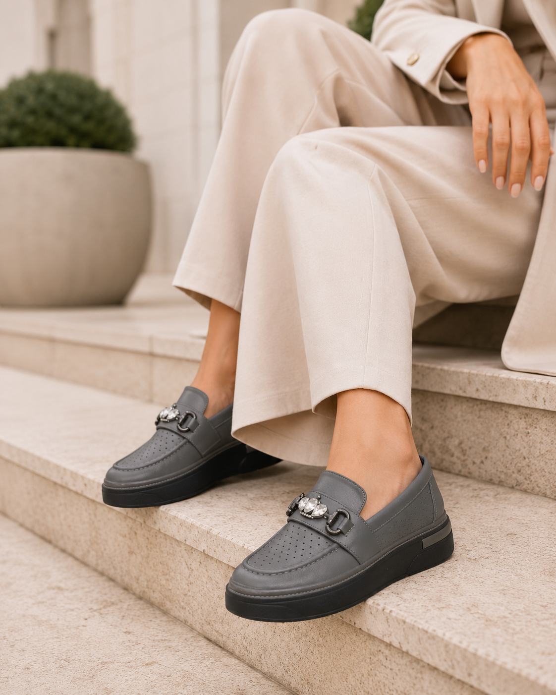 Velloria Grigio — lifestyle фото на ступенях